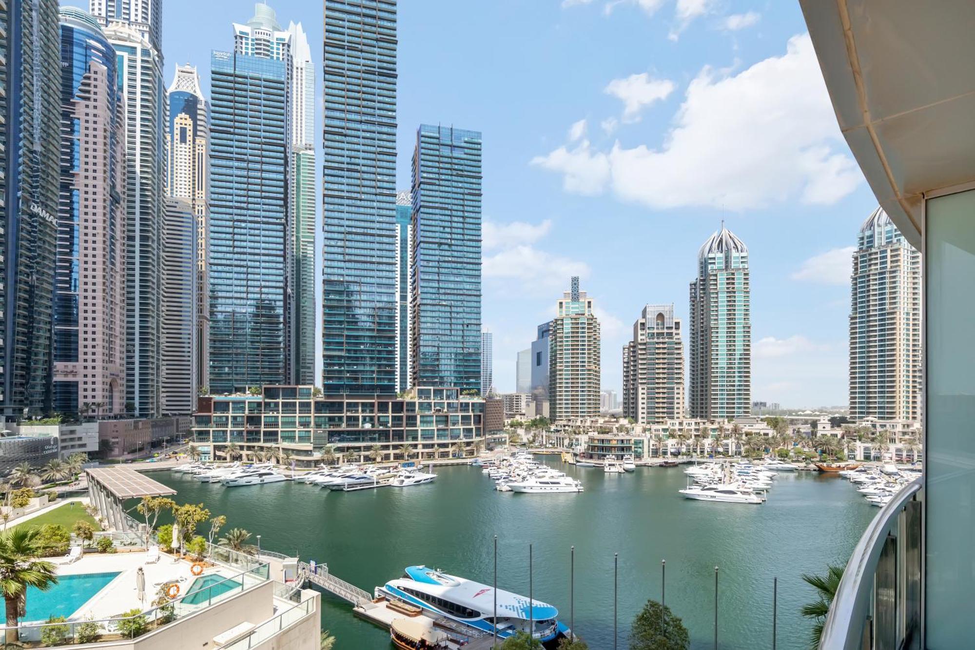 Fam Living - Stunning 2 Bedroom + Maid's In Marina Terrace Apartment *