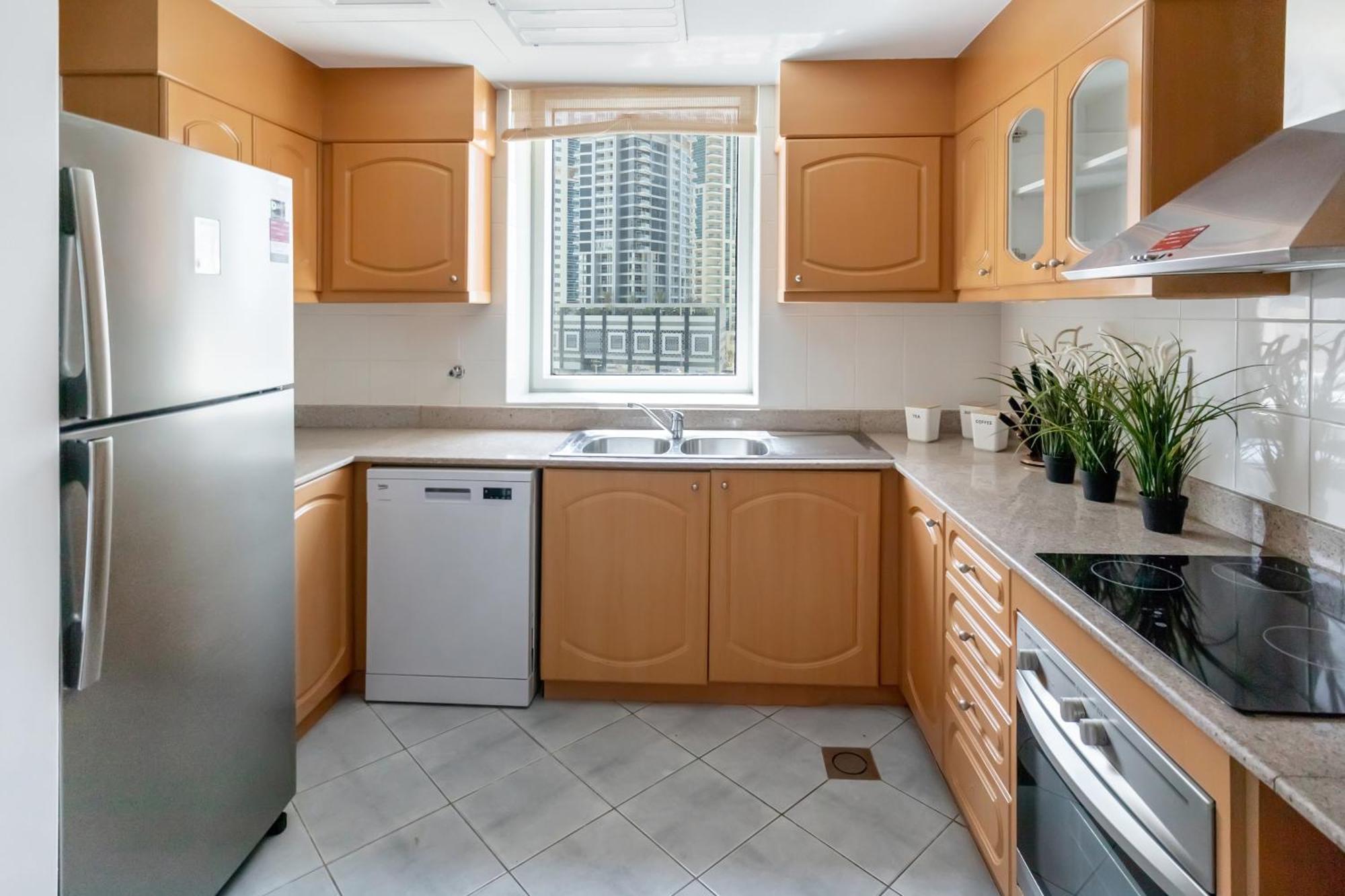 Fam Living - Stunning 2 Bedroom + Maid's In Marina Terrace Apartment