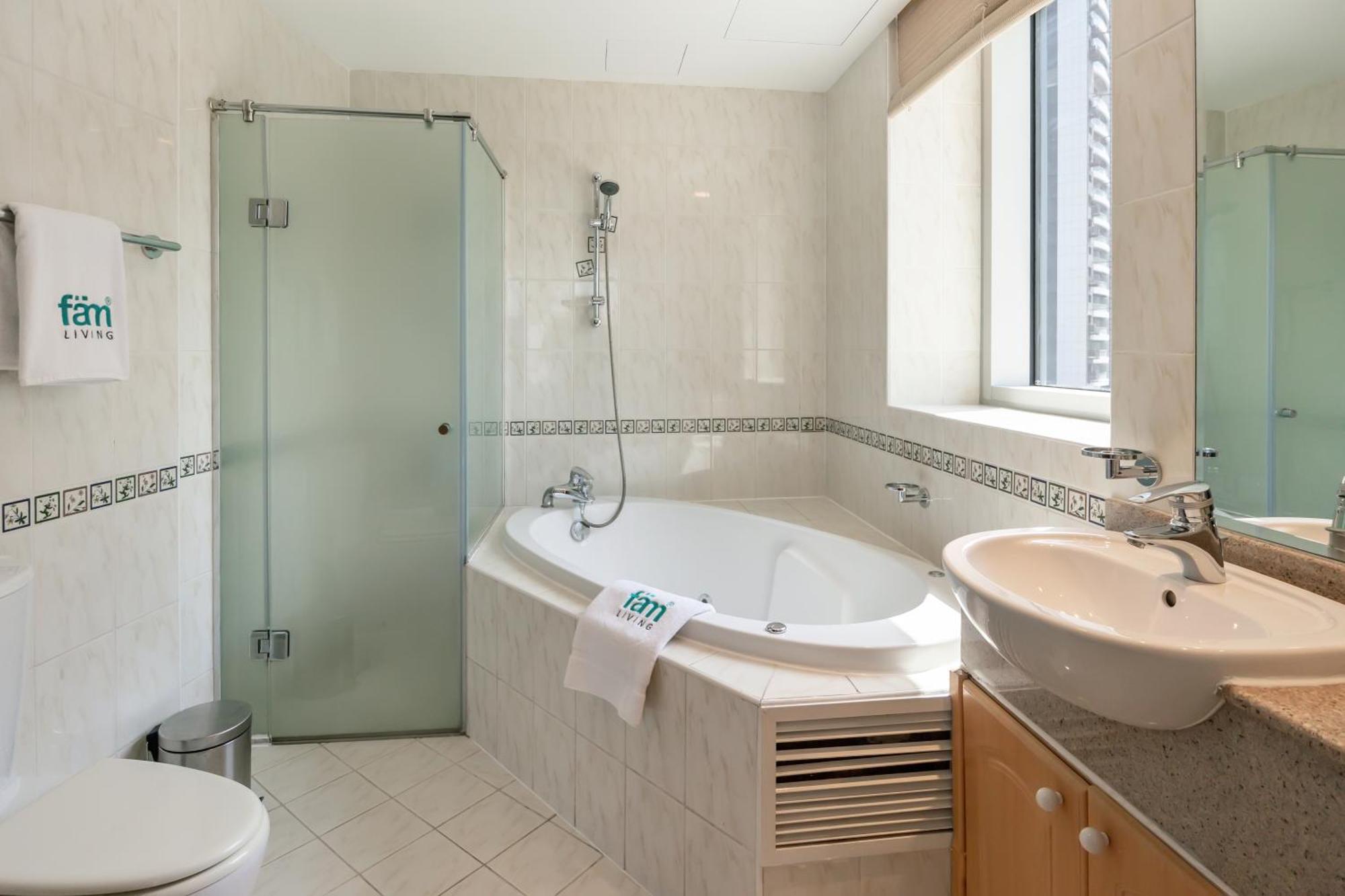Fam Living - Stunning 2 Bedroom + Maid's In Marina Terrace *